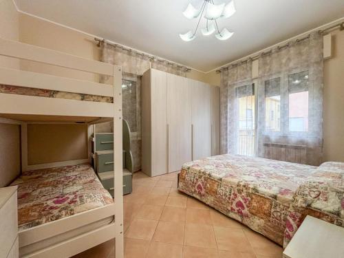 una camera da letto con due letti a castello e una finestra di Ginevra Pineto Vacanza a Pineto