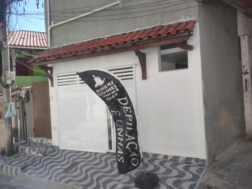 een zwarte wouw leunt tegen een garage bij Espaço em Pero hospedagem in Cabo Frio