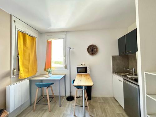 Kuchyň nebo kuchyňský kout v ubytování L'Emailleur studio cosy et tout équipé