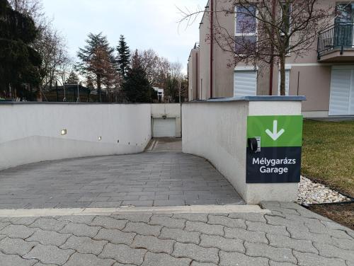 Gallery image of Fresh Garden Wellness apartman 2 em 6 in Siófok