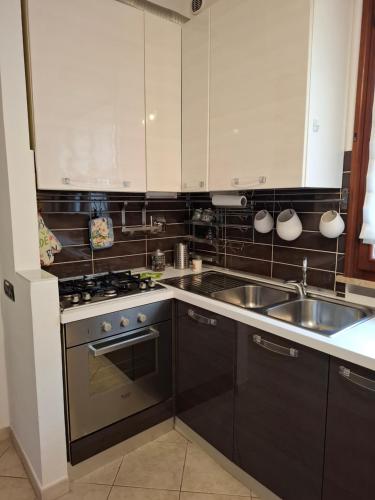 Η κουζίνα ή μικρή κουζίνα στο CASA del SOLE APARTMENTS with garden