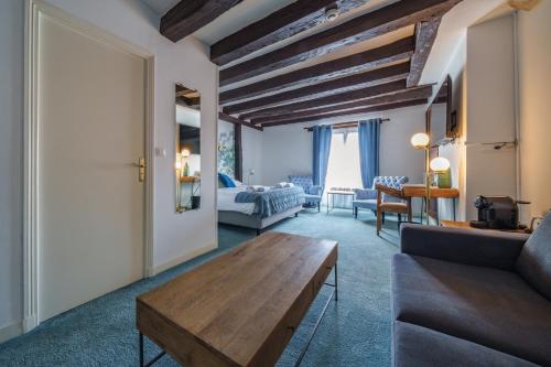 Χώρος καθιστικού στο The Originals Boutique, Hôtel Le George , Loches