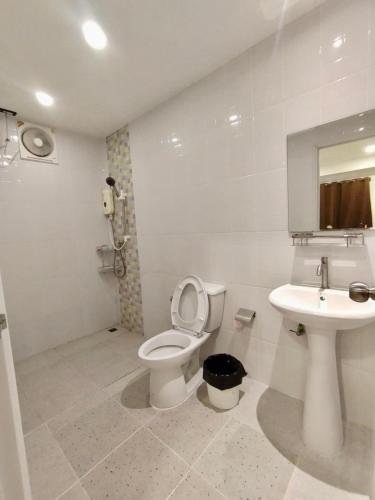 a bathroom with a toilet and a sink at น้ำหนาวโฮมสเตย์เขาค้อ2 in Campson