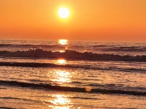 - un coucher de soleil sur l'océan dans l'établissement Appartement vue mer, à Berck-sur-Mer