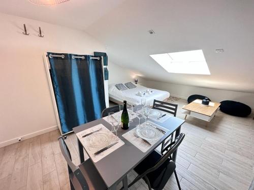 une salle à manger avec une table et un lit dans l'établissement Le pilier G un cocon confortable proche du centre, à Reims