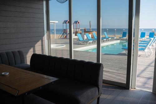 Bazén v ubytování Apart-Hotel Poseidon nebo v jeho okolí