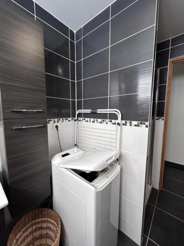 La salle de bains est pourvue d'un lave-linge et d'un sèche-linge. dans l'établissement L'Échappée belle - Séjour iodé près du parc, à Binic