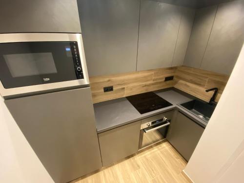 Il comprend une petite cuisine équipée d'une cuisinière et d'un réfrigérateur. dans l'établissement Appartement 7 personnes Chamonix, à Chamonix-Mont-Blanc