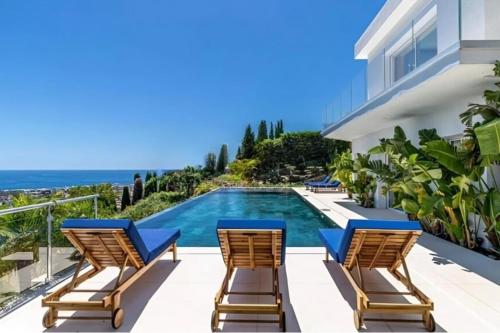 Photo de la galerie de l'établissement 5 Bedroom Villa with Sea View & Pool, à Vallauris