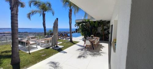 Photo de la galerie de l'établissement 5 Bedroom Villa with Sea View & Pool, à Vallauris