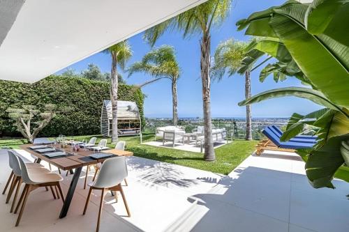 Photo de la galerie de l'établissement 5 Bedroom Villa with Sea View & Pool, à Vallauris