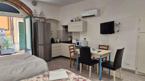 małą kuchnię ze stołem i krzesłami w pokoju w obiekcie Casa Isabella De Luxe Studio w mieście Monterosso al Mare
