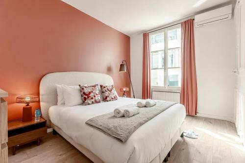 une chambre avec un lit avec deux serviettes dessus dans l'établissement 32#Opera#GrandsBoulevards#Louvre#AC, à Paris