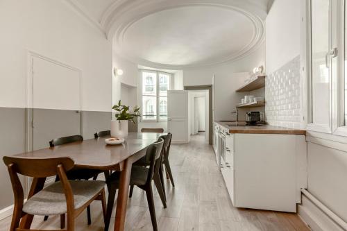une cuisine et une salle à manger avec une table et des chaises dans l'établissement 32#Opera#GrandsBoulevards#Louvre#AC, à Paris