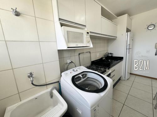 Kuchyň nebo kuchyňský kout v ubytování Apartamento acolhedor com vista mar, Beto Carrero