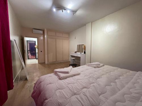 Postel nebo postele na pokoji v ubytování Spacious flat with private gym and lovely private terrace