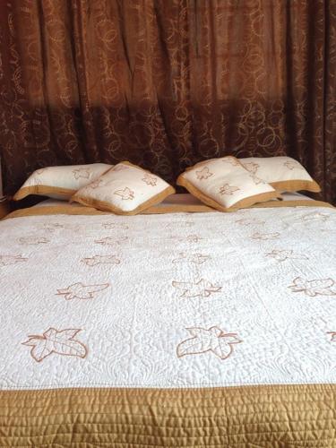 a bed with two pillows on top of it at Hotel Contadora in Contadora