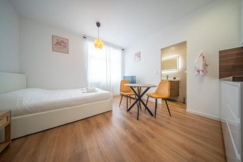 une chambre avec un lit, une table et des chaises dans l'établissement Super Appartement Near Basel 2 personnes 4, à Saint-Louis