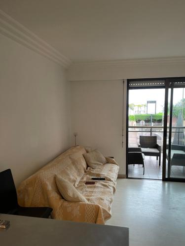 - un salon avec un canapé dans une chambre dotée d'une terrasse dans l'établissement Théoule-sur-Mer, à Théoule-sur-Mer