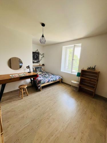 une chambre avec un lit, un bureau et une fenêtre dans l'établissement Charmante maison, 3 chambres et parking, Vienne, à Vienne