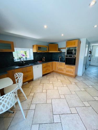 une cuisine avec des armoires en bois et un sol carrelé dans l'établissement Charmante maison, 3 chambres et parking, Vienne, à Vienne