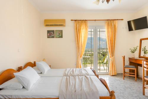 Postel nebo postele na pokoji v ubytování Kallithea Studios & Apartments