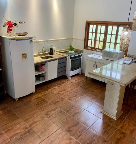 Dapur atau dapur kecil di Hospedaria Morada das Orquídeas Boiçucanga
