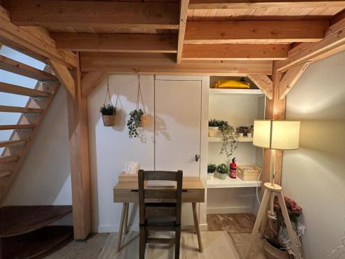 Cette chambre dispose d'une table en bois et d'un bureau. dans l'établissement T3 rénové, au calme, plein centre et climatisé, à Montpellier