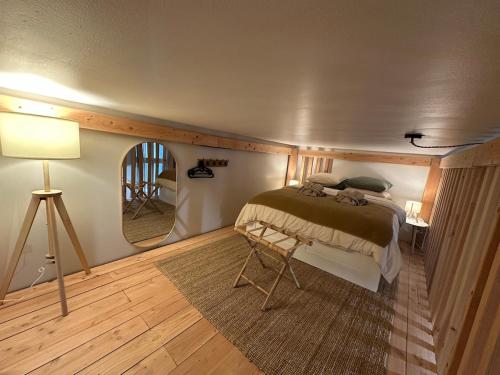 une chambre avec un lit dans une petite pièce dans l'établissement T3 rénové, au calme, plein centre et climatisé, à Montpellier