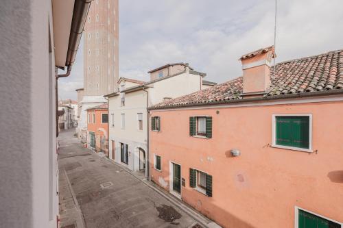 a view of an alley with buildings and a tower at Dauli Suite - tra Venezia e Padova & Parcheggio in Dolo
