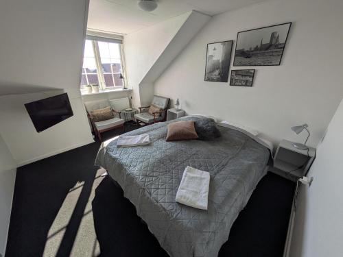 a bedroom with a large bed in a attic at Restaurant Backhaus in Ribe