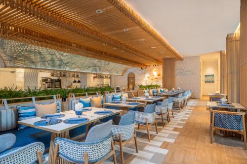 a dining room with tables and chairs at Meliá Pattaya Hotel in Pattaya Central