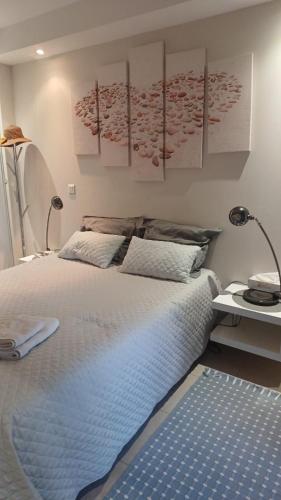 Cette chambre comprend un lit avec deux lampes et un bureau. dans l'établissement Beau appartement avec garage fermé, à Beausoleil