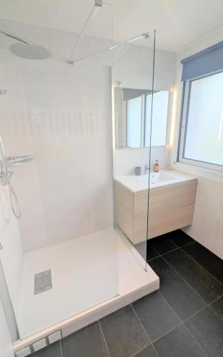 une salle de bain blanche avec une douche et un lavabo dans l'établissement 