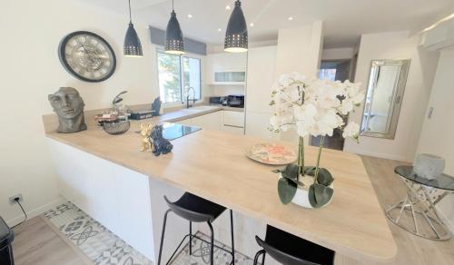 - une cuisine avec un comptoir orné d'un vase de fleurs dans l'établissement 