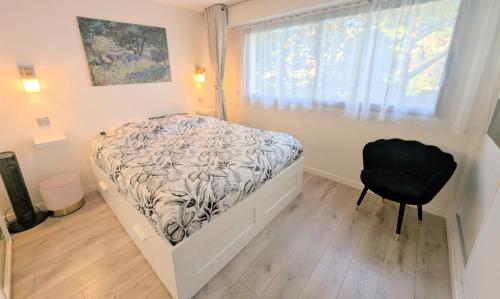 une petite chambre avec un lit et une fenêtre dans l'établissement 