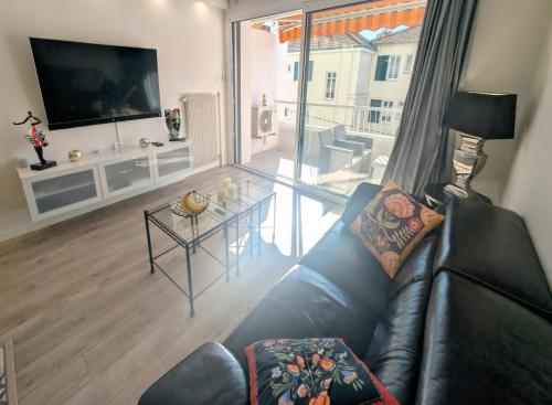"L'artiste" close to everything - with terrace and parking