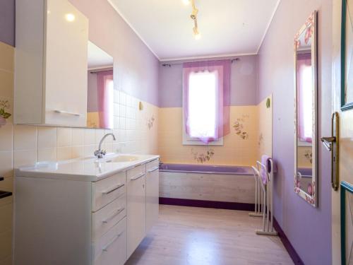 ポールバイユにあるHoliday Home Le Pré Salé by Interhomeの洗面台と浴槽のあるバスルーム