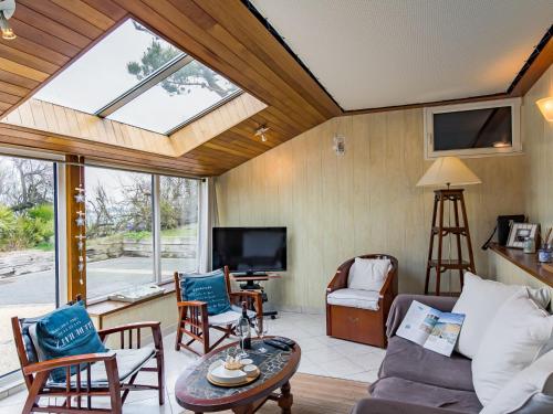 un salon avec un canapé et une télévision dans l'établissement Holiday Home Kichen ar Mor by Interhome, à Santec