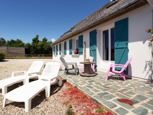 ポールバイユにあるHoliday Home Le Pré Salé by Interhomeのパティオに座る椅子