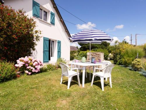 ポールバイユにあるHoliday Home Le Pré Salé by Interhomeの庭の傘下のテーブルと椅子