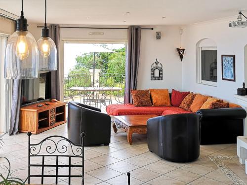 un salon avec un canapé rouge et une table dans l'établissement Holiday Home Bellevue by Interhome, aux Issambres