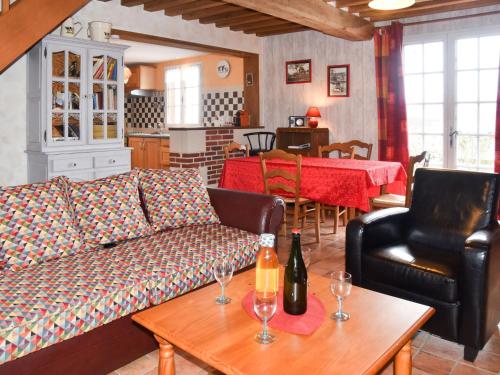 un salon avec un canapé et une table dans l'établissement Holiday Home Les Prés Rousselins by Interhome, à Courtonne-la-Meurdrac