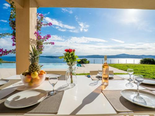une table à manger avec vue sur l'océan dans l'établissement Villa Lei Suve by Interhome, à Grimaud