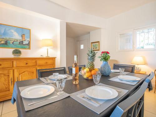 - une salle à manger avec une table et des assiettes dans l'établissement Holiday Home Pigeon Vole by Interhome, aux Issambres