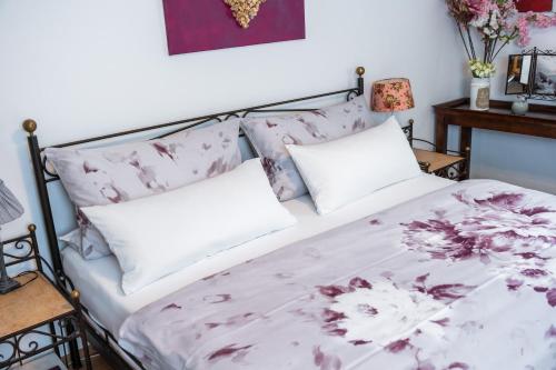a bedroom with a bed with pink flowers on it at Bed and Breakfast Petra Huber in Vichtenstein