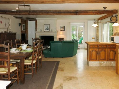 une cuisine et une salle à manger avec une table et des chaises dans l'établissement Holiday Home Gîte de l'Epine by Interhome, à Cambes-en-Plaine
