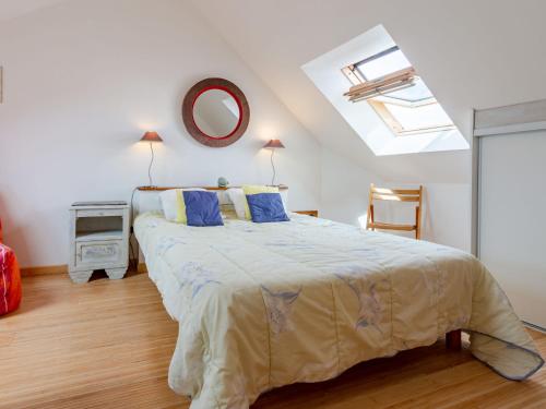 une chambre avec un grand lit avec des oreillers bleus dans l'établissement Holiday Home La Plage by Interhome, à Surville