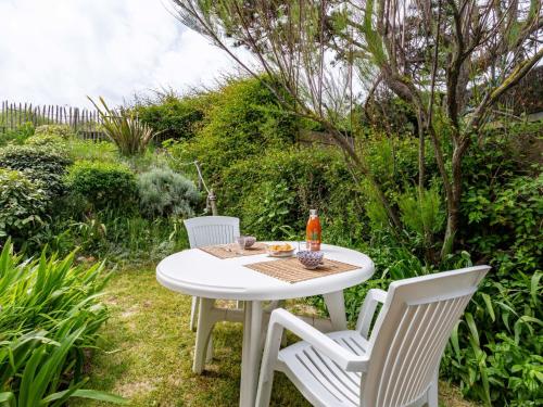 - une table et des chaises blanches dans le jardin dans l'établissement Holiday Home La Plage by Interhome, à Surville
