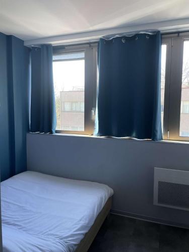Ένα ή περισσότερα κρεβάτια σε δωμάτιο στο Appartement ESCURIAL CHU VANDOEUVRE-LES-NANCY